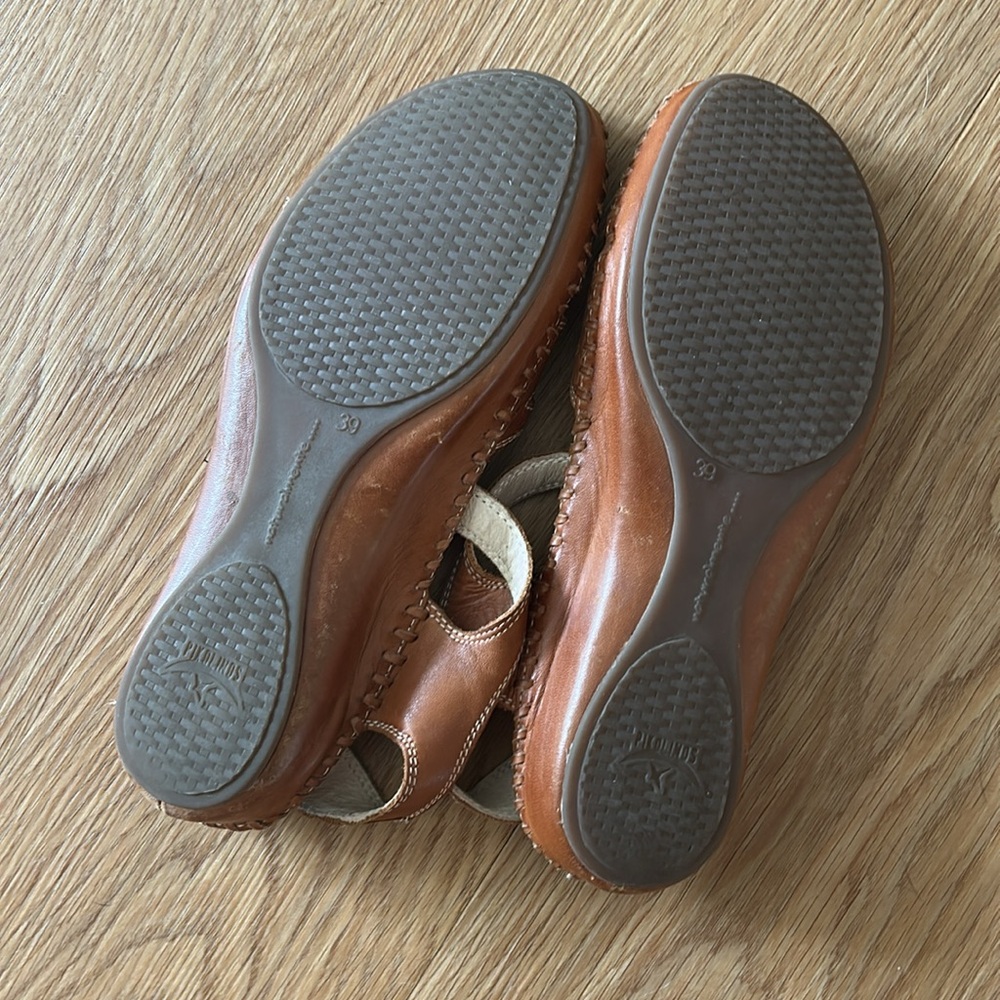 Pikolinos Brown Leather Sandals with T-Strap and Cutout Design - Picture 4 of 4